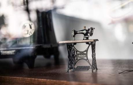kleine Statue der Nähmaschine auf dem Tisch